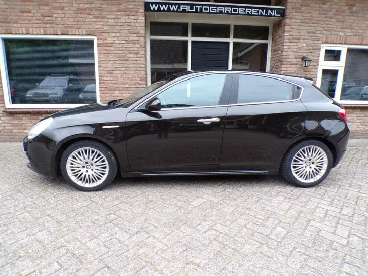 Alfa Romeo Giulietta 2011 photo 2
