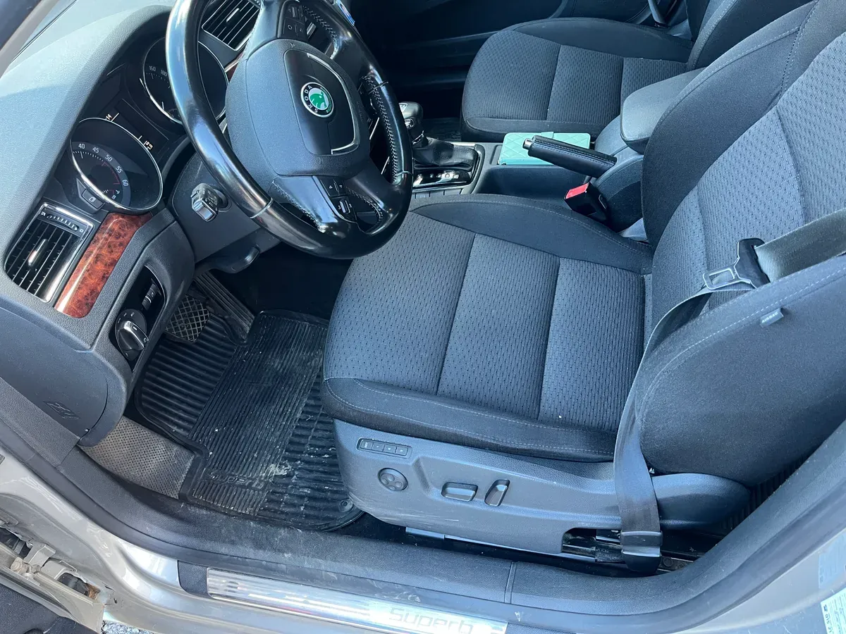 Skoda Superb 2012 photo 2