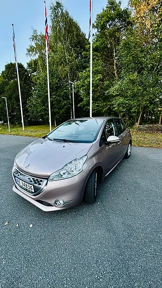 Peugeot 208 2012 photo 2