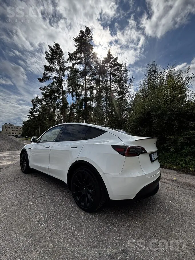 Tesla Model Y 2023 photo 4