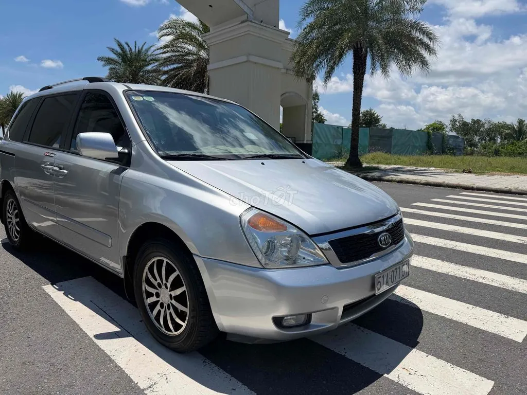 Kia Carnival 2010 photo 2