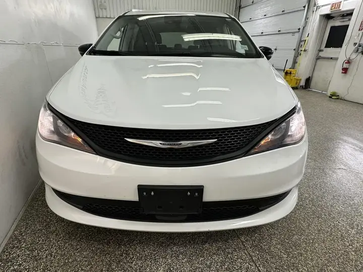 Chrysler Grand Caravan 2024 photo 2