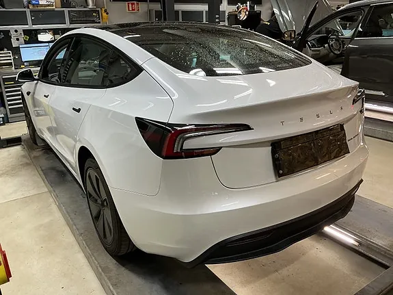 Tesla Model 3 2025 photo 4