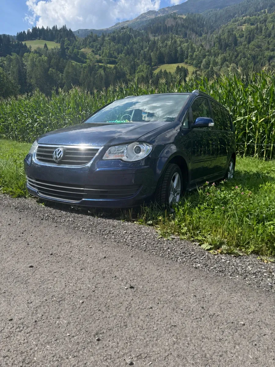 Volkswagen Touran 2008 photo 2