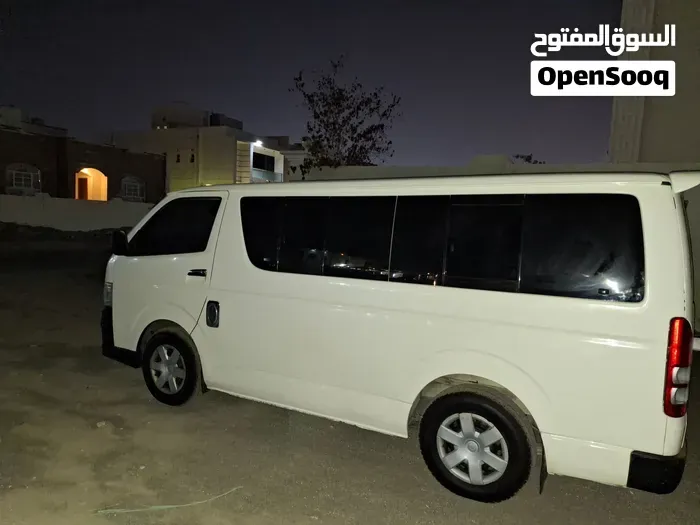 Toyota Hiace 2012 photo 2