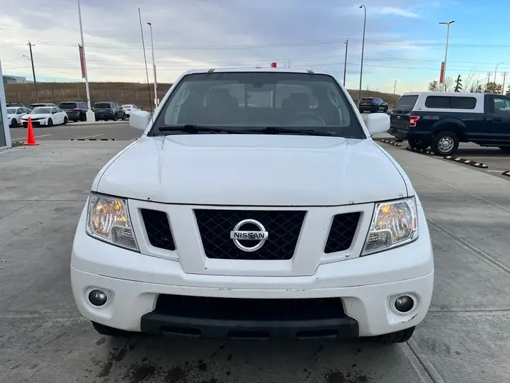 Nissan Frontier 2010 photo 2