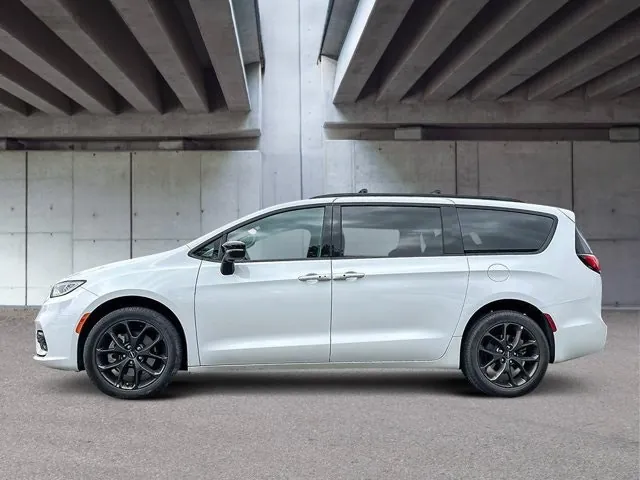 Chrysler Pacifica 2024 photo 2