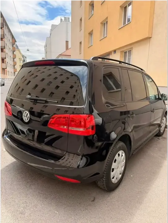 Volkswagen Touran 2011 photo 2