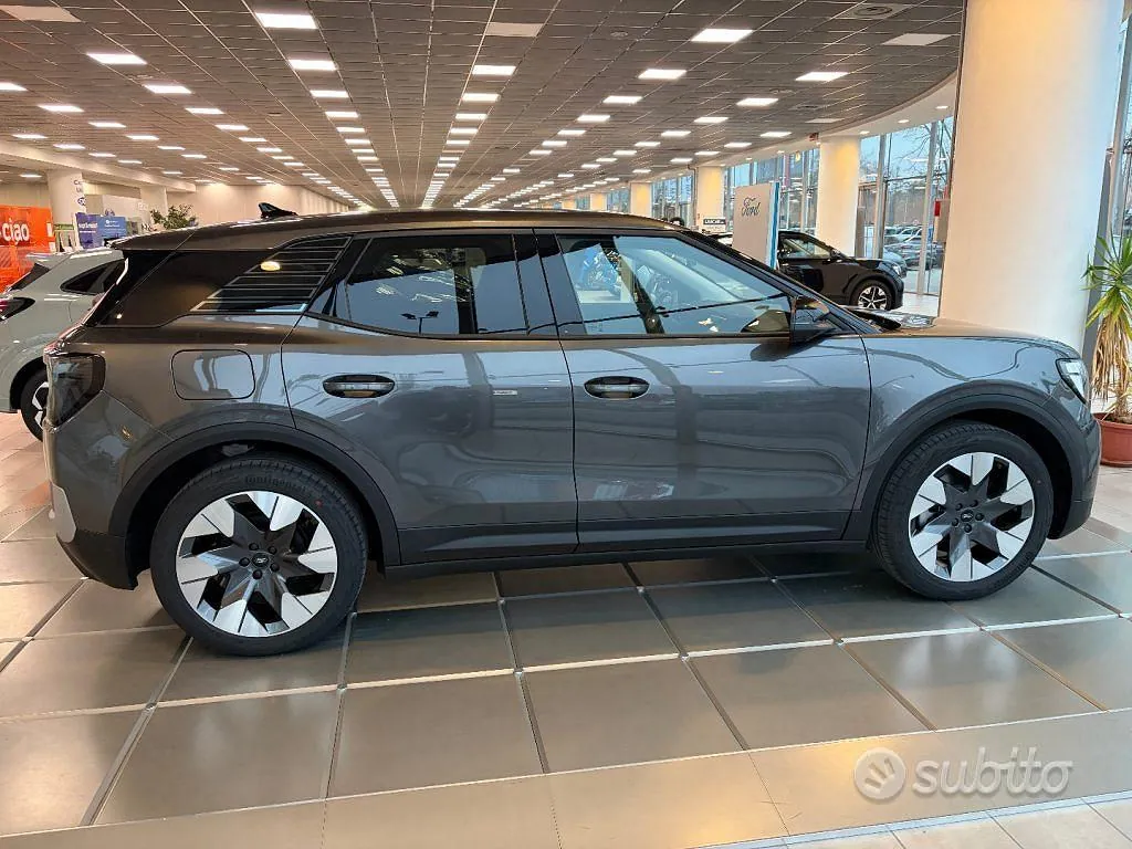 Ford Explorer photo 2