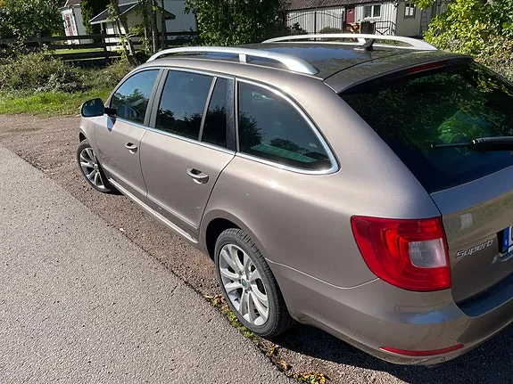 Skoda Superb 2013 photo 4