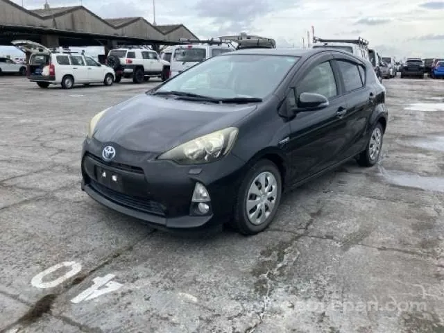 Toyota Aqua 2013 photo 2
