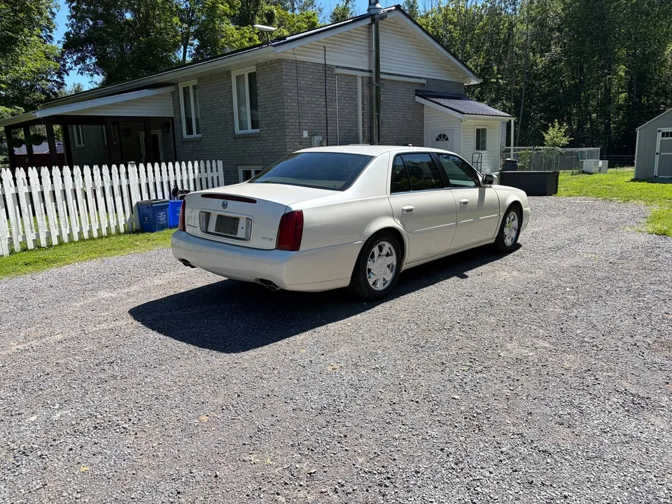 Cadillac Dts 2001 photo 2
