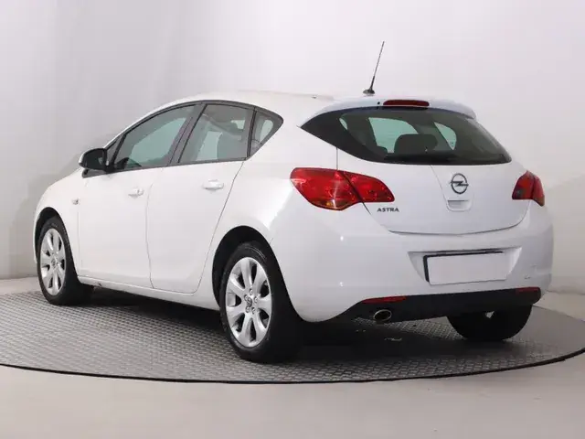 Opel Astra 2011 photo 3