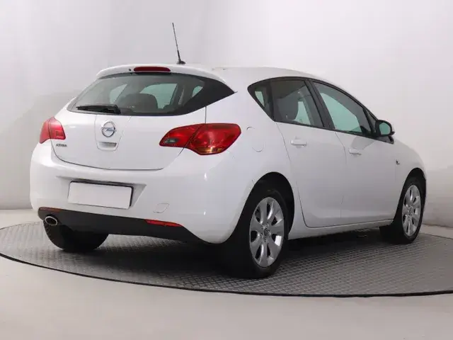 Opel Astra 2011 photo 4
