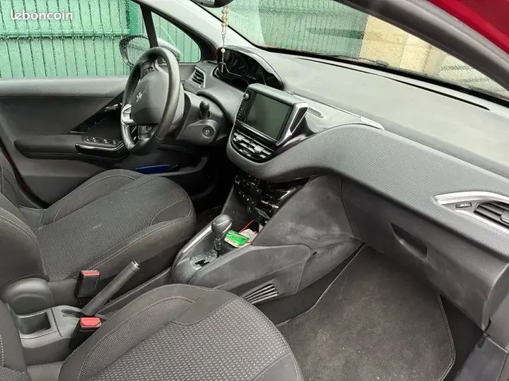 Peugeot 208 2018 photo 3