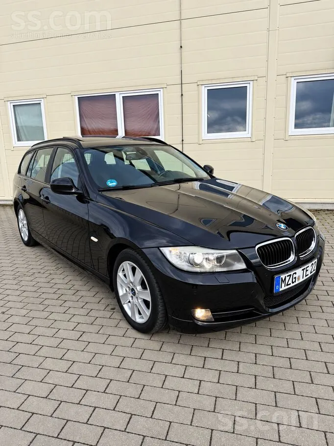 BMW E91 2011 photo 2