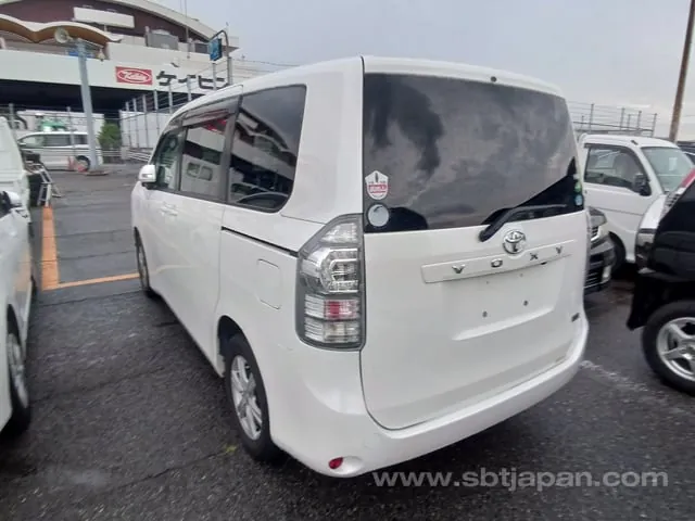 Toyota Voxy 2012 photo 3
