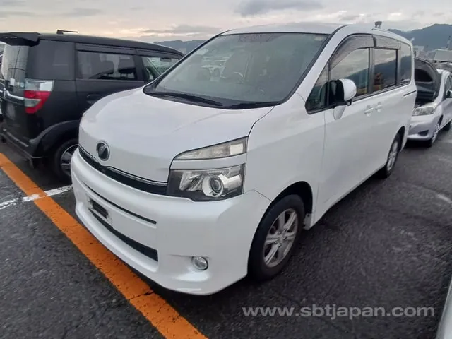 Toyota Voxy 2012 photo 2