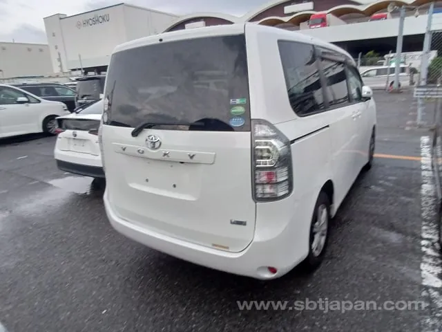Toyota Voxy 2012 photo 4