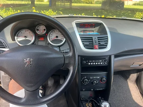 Peugeot 207 2010 photo 3