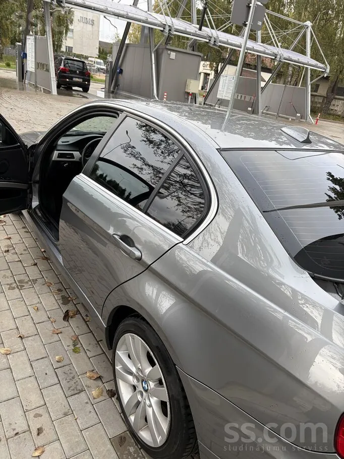 BMW 3 Series 2010 photo 3