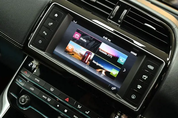 Jaguar Xe 2018 photo 5