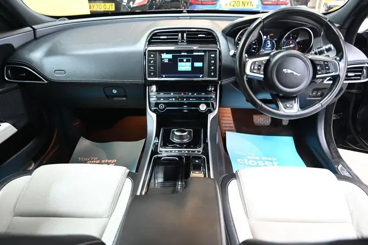 Jaguar Xe 2018 photo 3