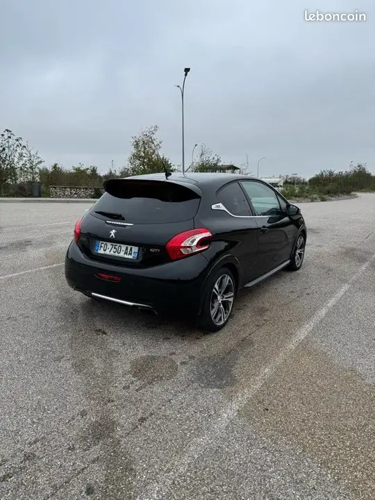 Peugeot 208 2015 photo 2