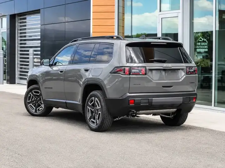 Jeep Cherokee 2026 photo 4
