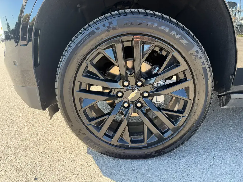 Chevrolet Suburban 2025 photo 2