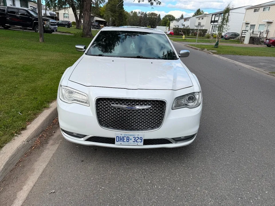Chrysler 300C 2015 photo 2