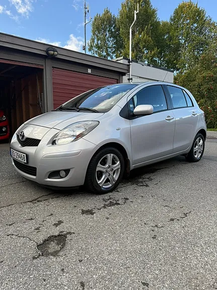 Toyota Yaris 2011 photo 2