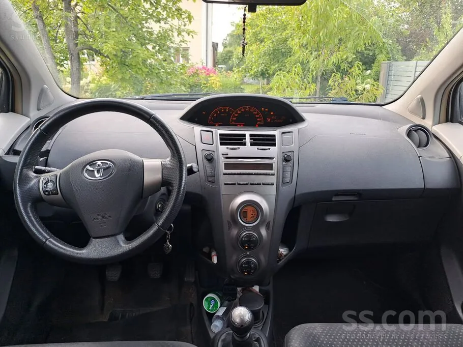 Toyota Yaris 2010 photo 3