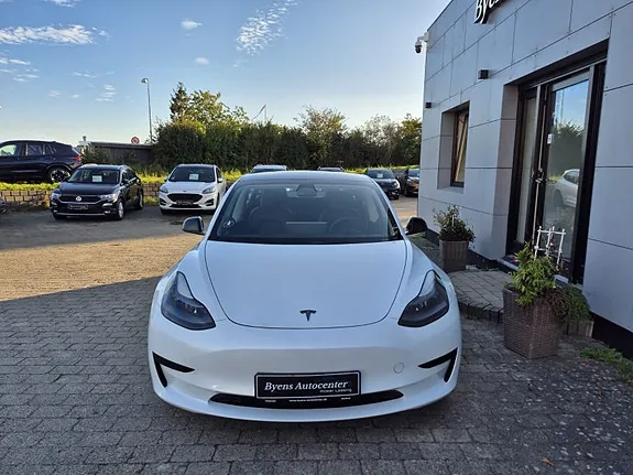 Tesla Model 3 2023 photo 2