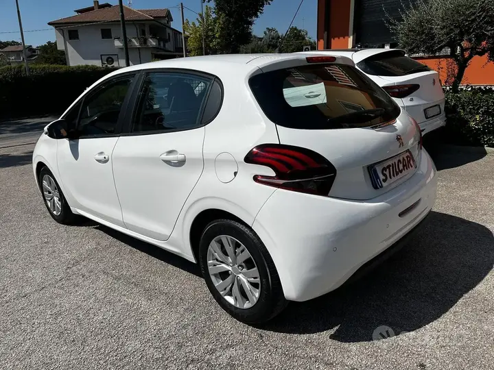 Peugeot 208 2017 photo 3