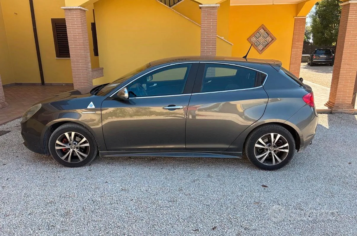 Alfa Romeo Giulietta 2010 photo 2