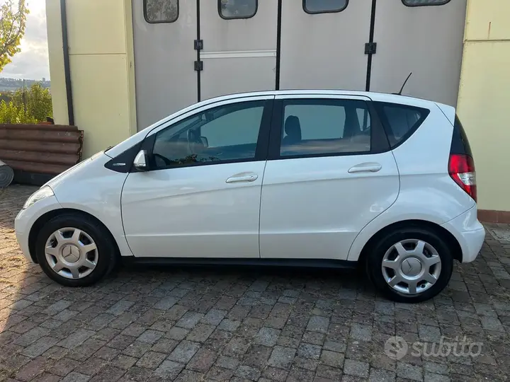 Mercedes-Benz A 160 2010 photo 2