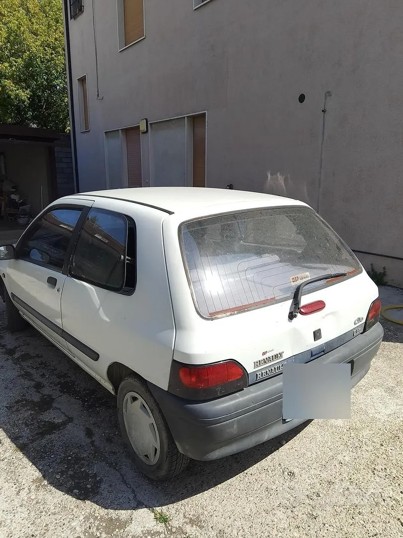 Renault Clio 2000 photo 2