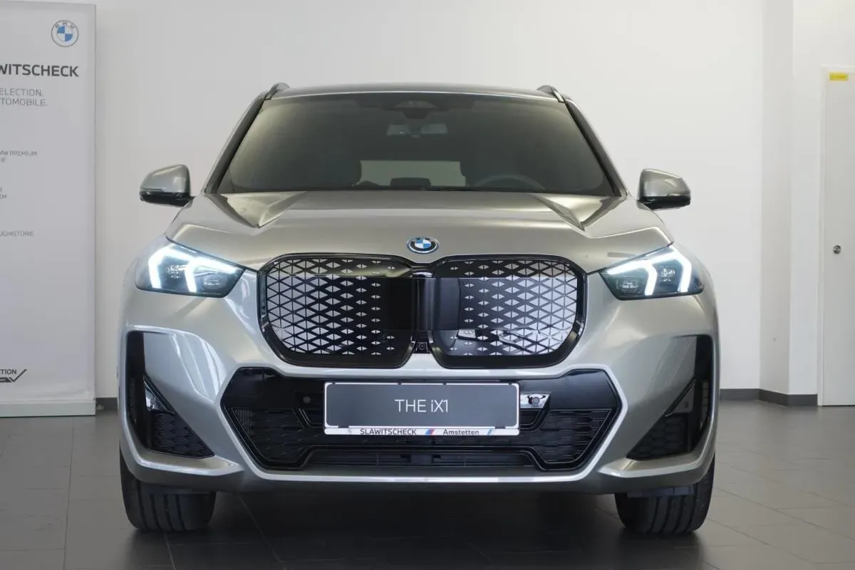 BMW Ix1 photo 2