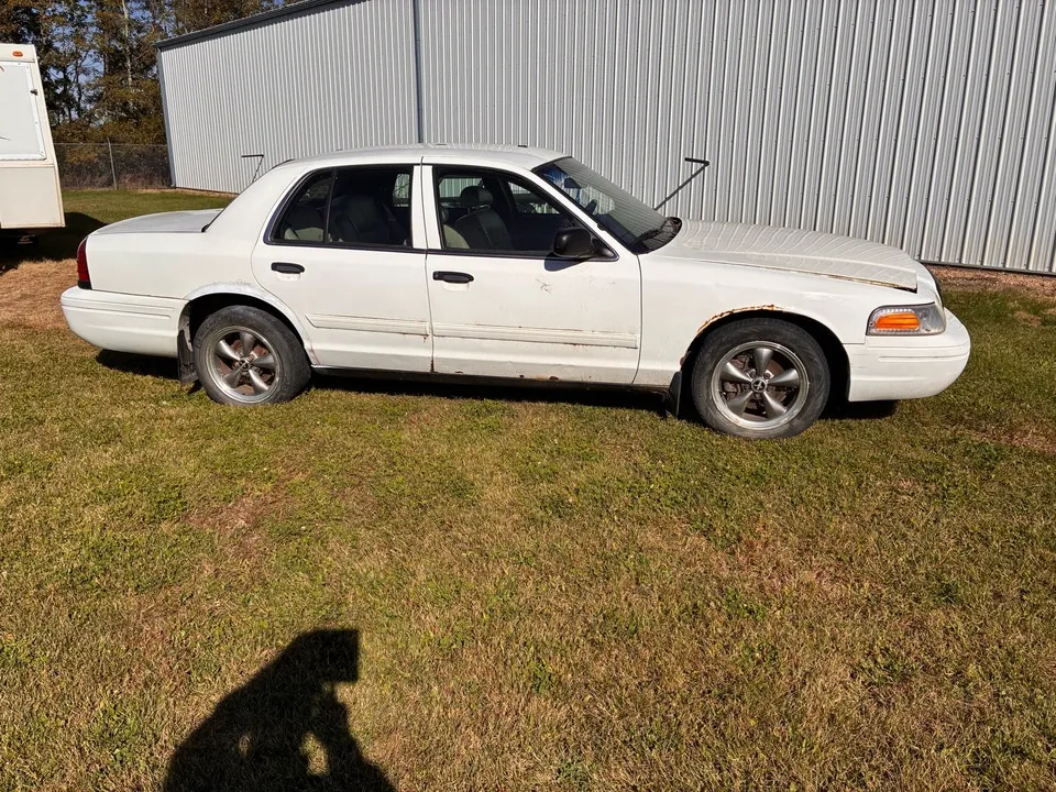 Ford Crown Victoria 2010 photo 2