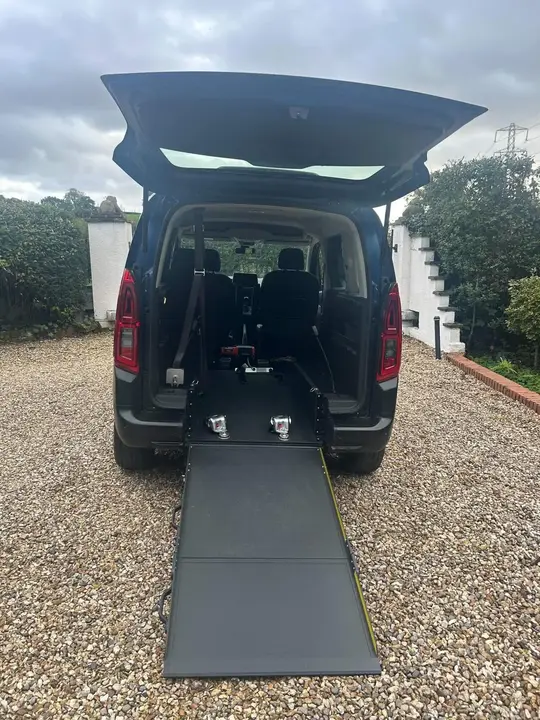 Citroen Berlingo 2024 photo 2