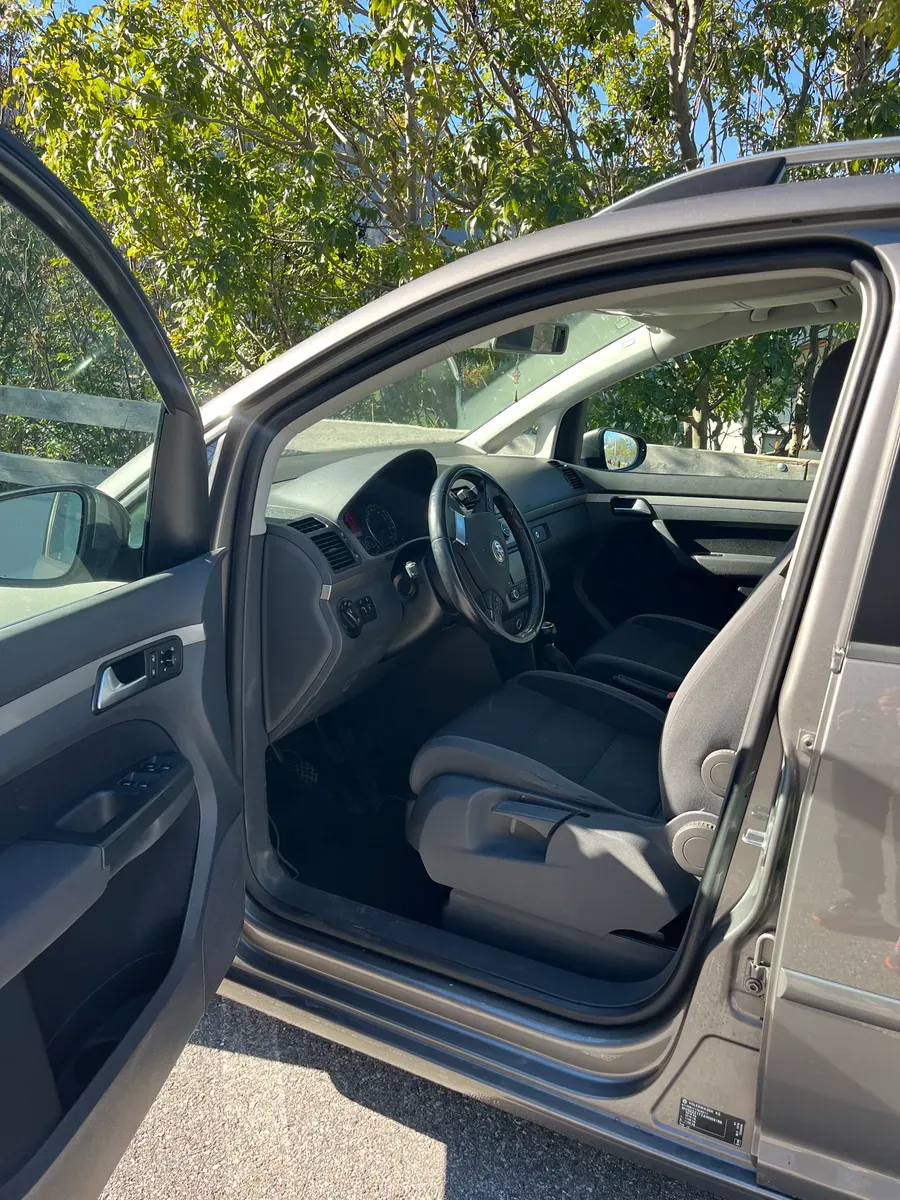 Volkswagen Touran 2009 photo 2