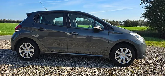 Peugeot 208 2015 photo 3