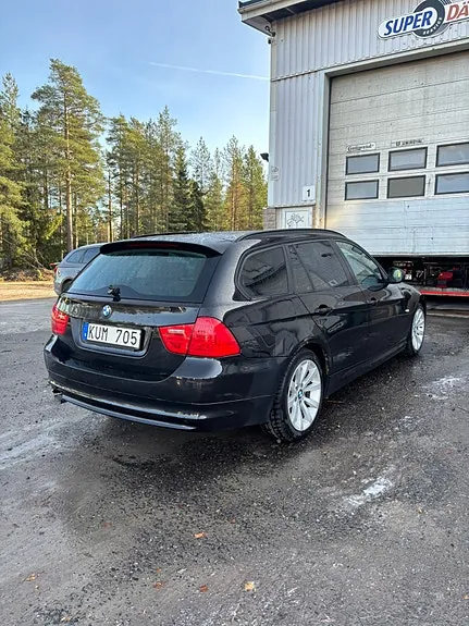BMW 318D 2010 photo 4