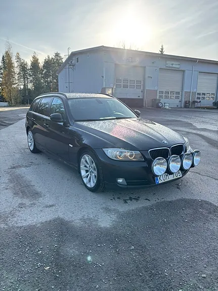 BMW 318D 2010 photo 3