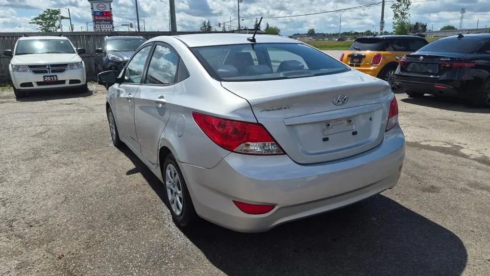 Hyundai Accent 2012 photo 3