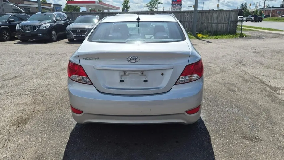 Hyundai Accent 2012 photo 4