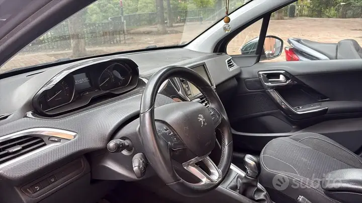 Peugeot 208 2019 photo 2