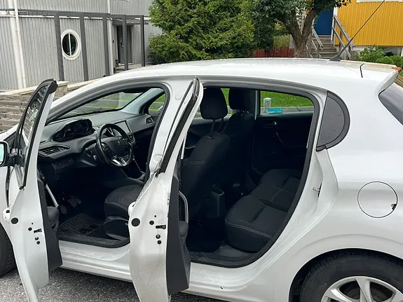 Peugeot 208 2017 photo 3