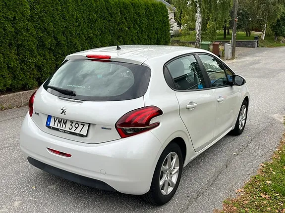 Peugeot 208 2017 photo 2